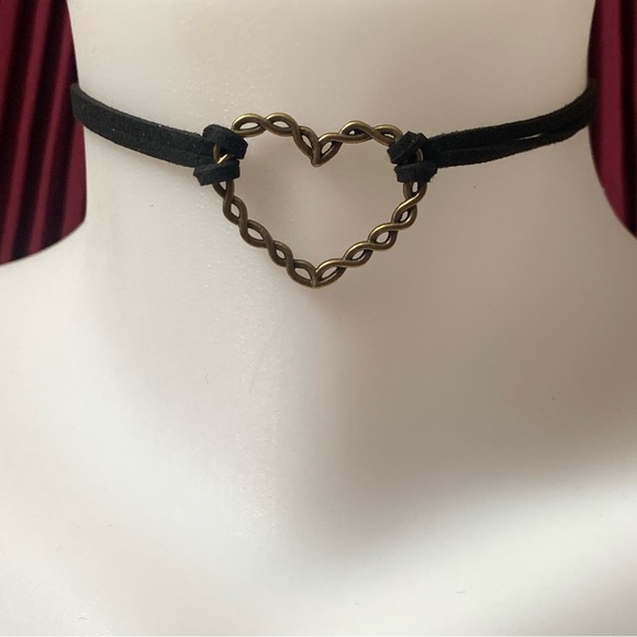 Black choker necklace with metal heart - Picture 2 of 2